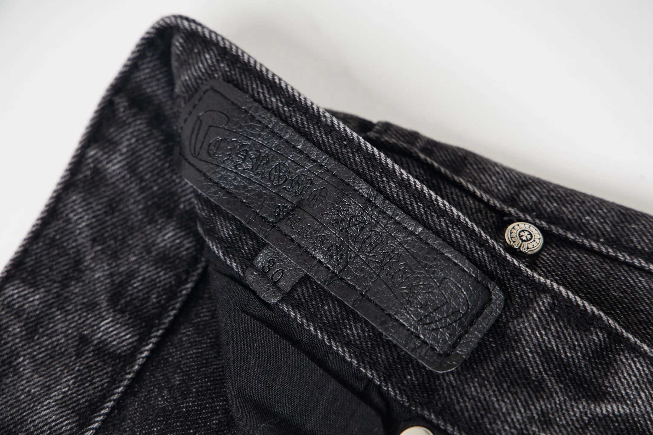 P300 💰 (Top version) Chrome Hearts Black Pinduo Black Leather Big Devil Cow King jeans. CH jeans need to be washed and then disassembled and hand-stitched with sheepskin cross leather and then spliced to complete. The whole process is too complicated to describe. About Chrome Hearts This is an extremely luxurious fashion brand that can also be called the nobility of the high street. It has always been an exclusive brand for some hipsters or the rich second generation. Compared with ordinary high streets, it is more luxurious and noble. Compared with luxury brands, it has a more fashionable personality. It has always been a brand that I have a special liking for. Color: black Size: 28-30-32-34-36 (corresponding to S-M-L-XL-XXL)